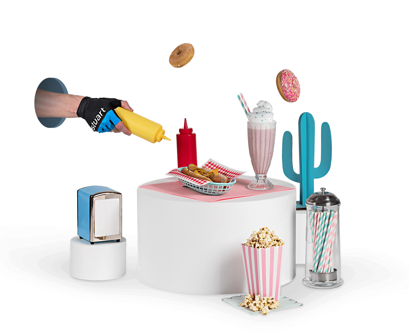 Main gantée Stuart versant de la moutarde sur un fast-food posé sur un podium blanc, avec du pop-corn, un milk-shake et des donuts